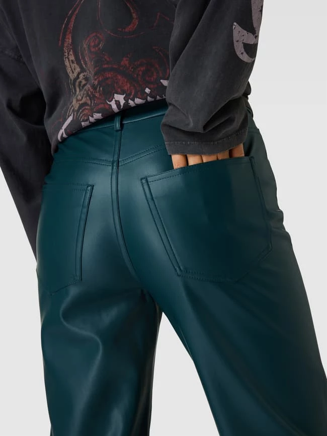 Gina Tricot Hose In Leder-Optik Modell 'NINETEES PU TROUSERS' - Bottle 5 Gina Tricot Hose In Leder-Optik Modell 'NINETEES PU TROUSERS' - Bottle – Bild 3